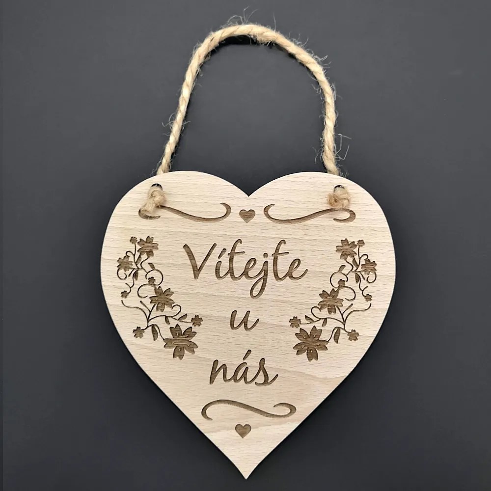AMADEA Drevené srdce s textom Vitajte u nás, masívne drevo, 16 x 15 cm