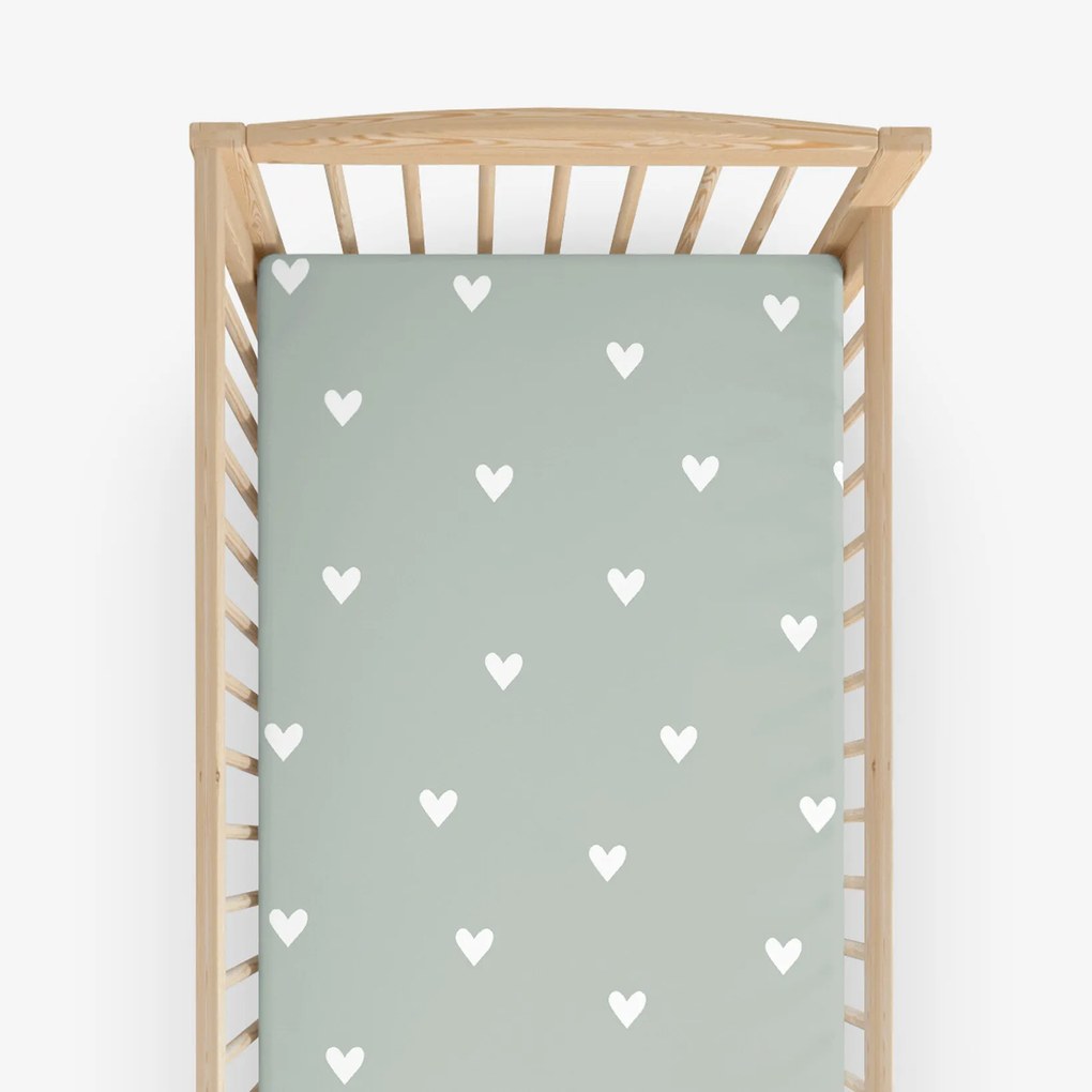 Goldea bavlnená napínacia plachta do detskej postieľky - srdiečka na šalviovo zelenom 60 x 120 cm