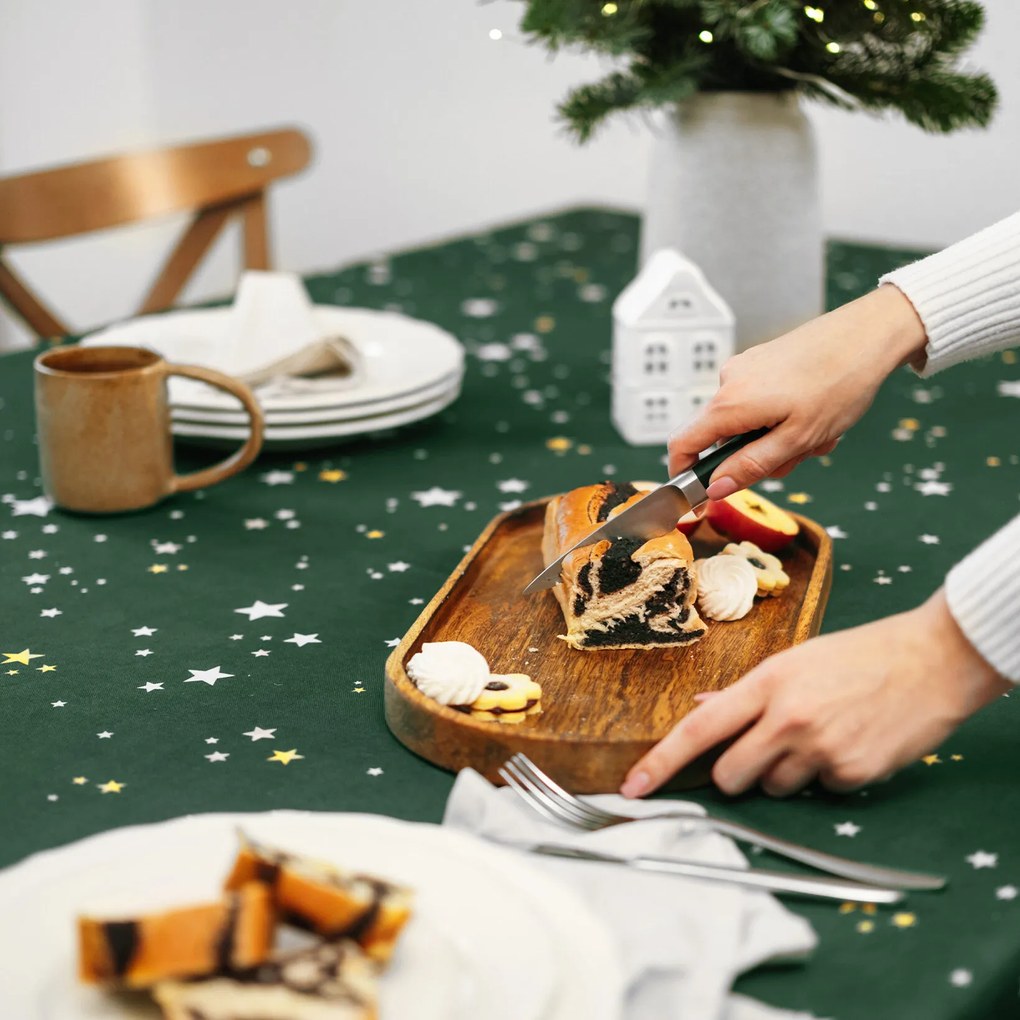 Goldea vianočný hranatý teflónový obrus - hviezdičky na zelenej 80 x 80 cm