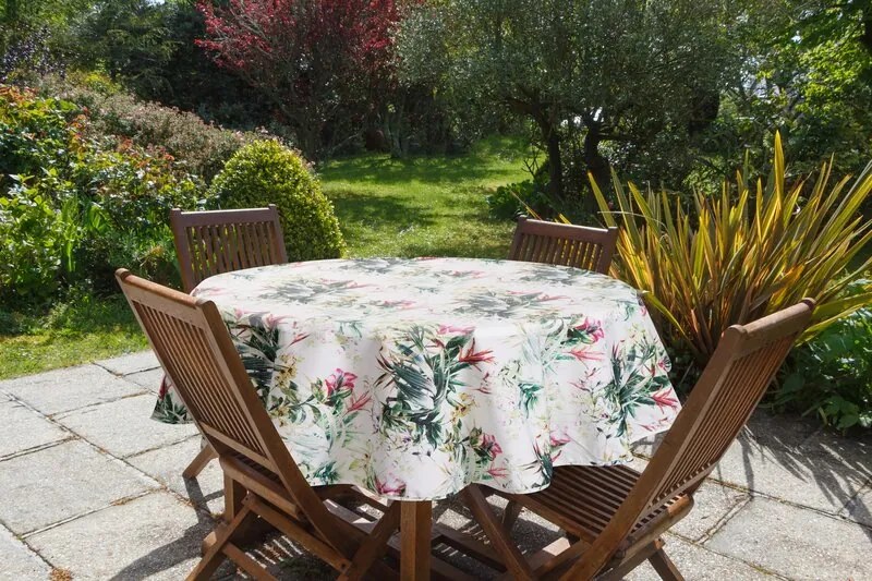 Dekorstudio Vodeodolný okrúhly obrus GARDEN 31E - biely 150 cm