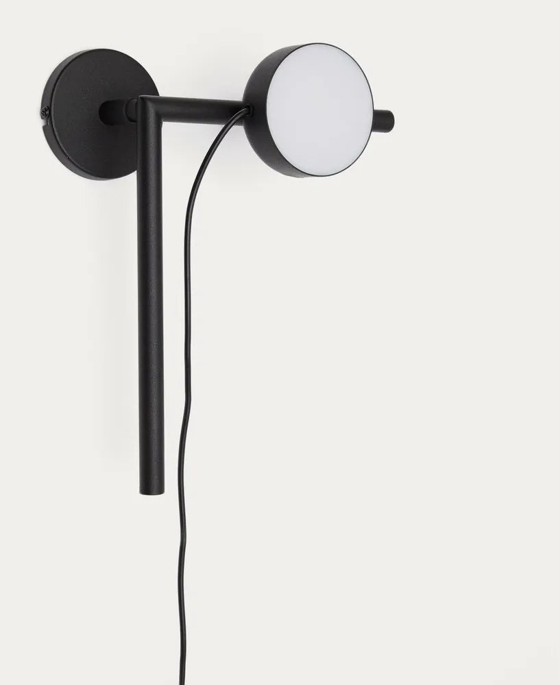 Čierne kovové LED nástenné svietidlo so stmievačom do zásuvky Orey – Kave Home