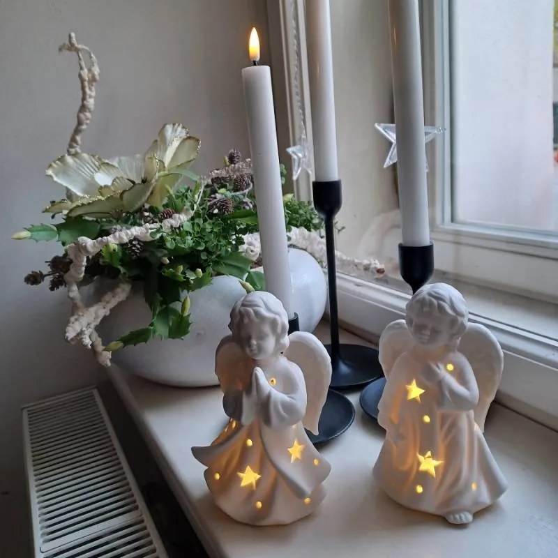 DECOLED Keramický andílek modlící se, 9,3 x 7,6 x 14,9 cm, teple bílá, 2xLR44