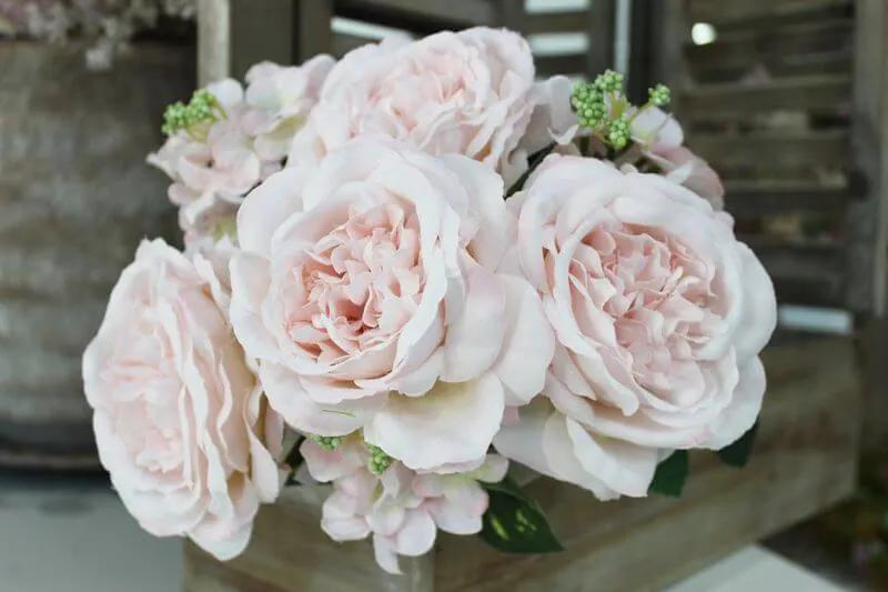 Ružová svetlá kytica zo 4 ruží a 3 hortenzií