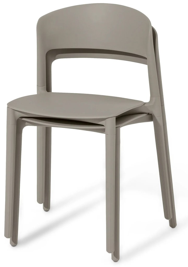 2 plastové stoličky