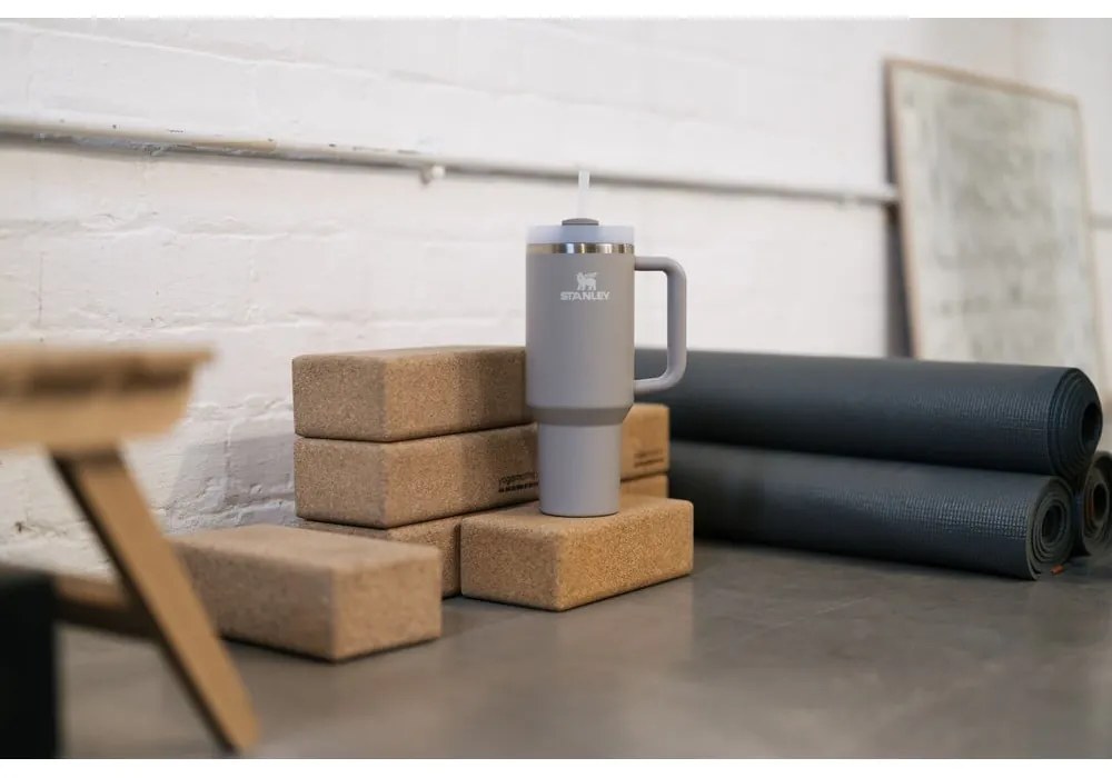 Svetlosivá termoska so slamkou z nehrdzavejúcej ocele 1,18 l Quencher H2.0 FlowState Tumbler Ash – Stanley