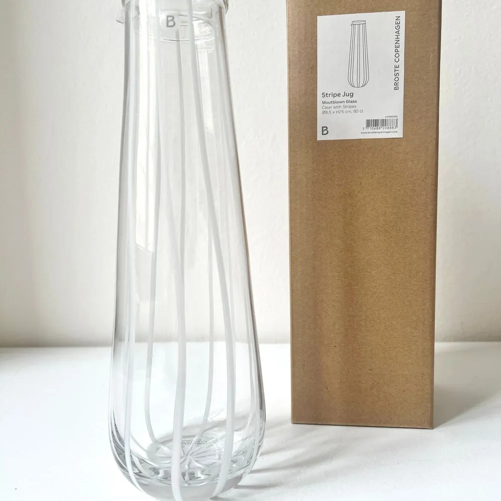 Broste Copenhagen Sklenená karafa na vodu Stripe 800ml