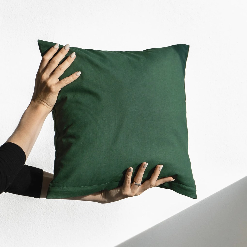 Goldea vianočná bavlnená obliečka na vankúš - tmavo zelená 45 x 45 cm