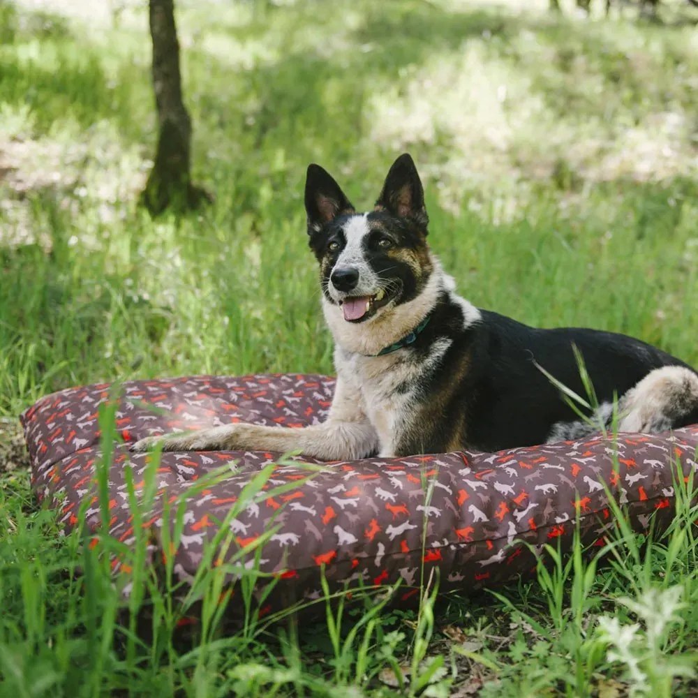 Hnedý pelech pre psa 70x90 cm Outdoor Bed Mocha M – P.L.A.Y.