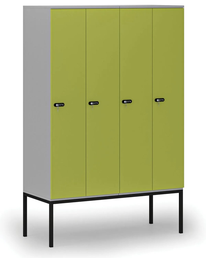 Drevená šatníková skrinka S4 s podnožou, 4 oddiely, 1871 x 1200 x 500 mm, demont, mechanický kódový zámok, sivá/zelená