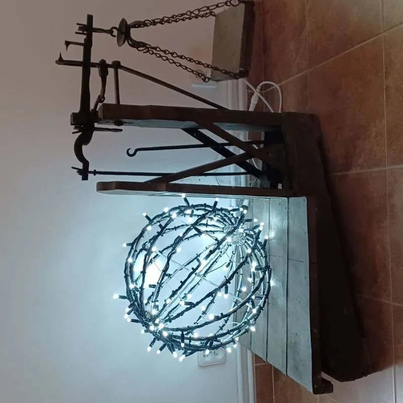 DECOLED Svetelná guľa LED, ľadovo biela, priemer 40 cm, čierny kábel