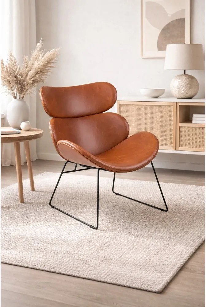 Hnedé kreslo z imitácie kože s čiernymi nohami Actona Cazar