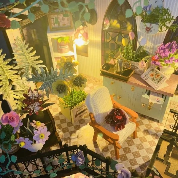 2Kids Toys - Miniatúrny domček Darcyin kvetinový, 2xAAA batérie