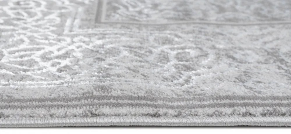 Exkluzívny koberec sivej farby s bielym orientálnym vzorom Šírka: 80 cm | Dĺžka: 150 cm