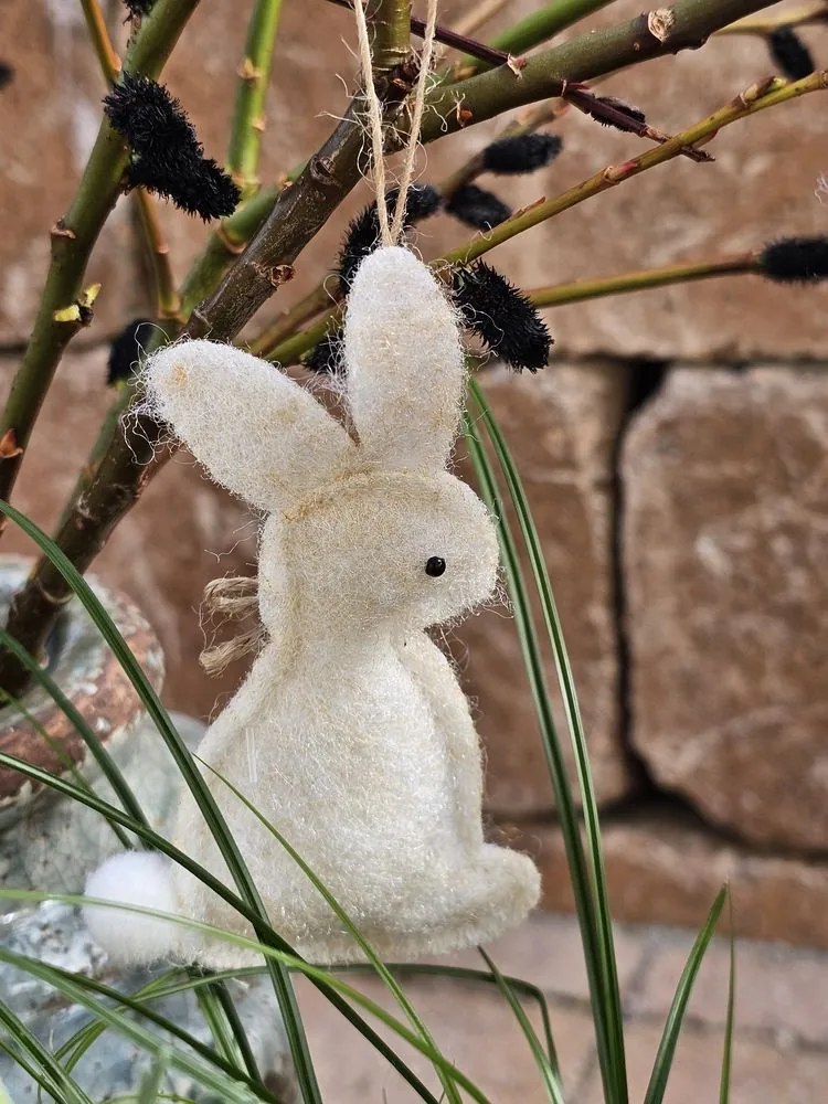 Béžový filcový závesný zajačik - 10 cm
