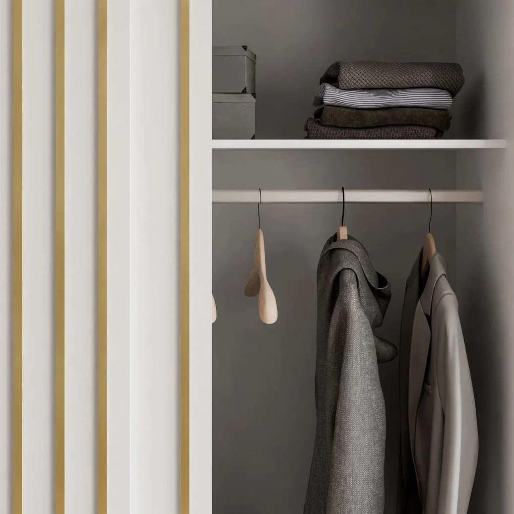 ŠATNÍKOVÁ SKRIŇA S POSUVNÝMI DVERAMI CYNTIA BIELA + ZLATÉ LIŠTY 150 cm