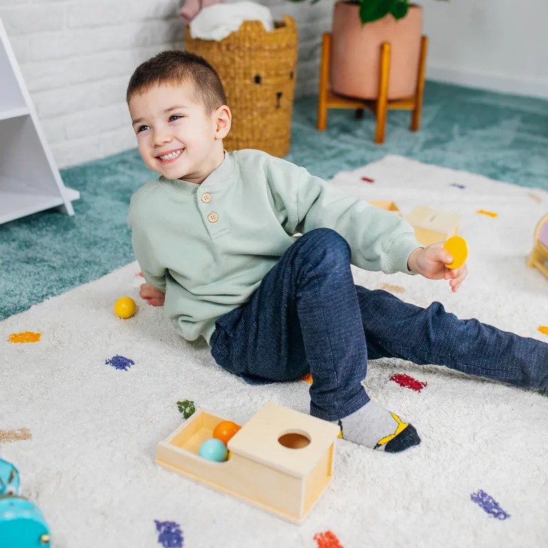 Dlhá Montessori krabička s guľôčkou