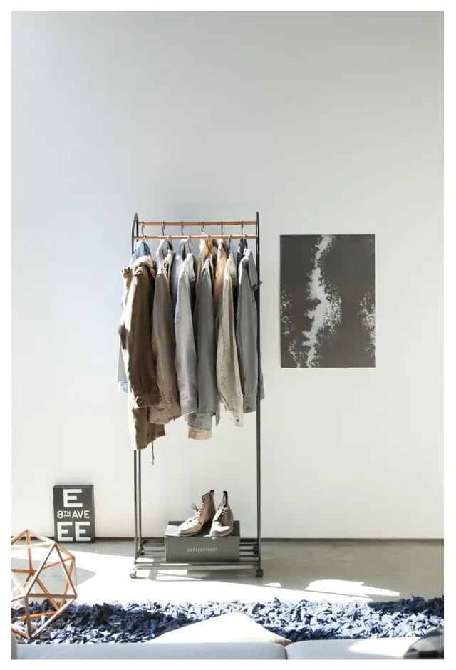 Čierny kovový pojazdný stojan na oblečenie Tower – YAMAZAKI