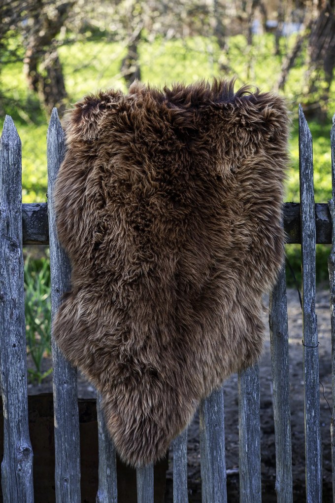 Ovčia kožušina tmavo hnedá