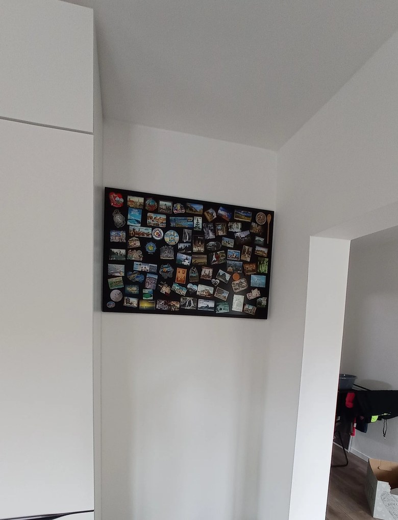 Toptabule.sk Čierna tabuľa na magnetky v drevenom čiernom ráme COLOR 90x60 cm