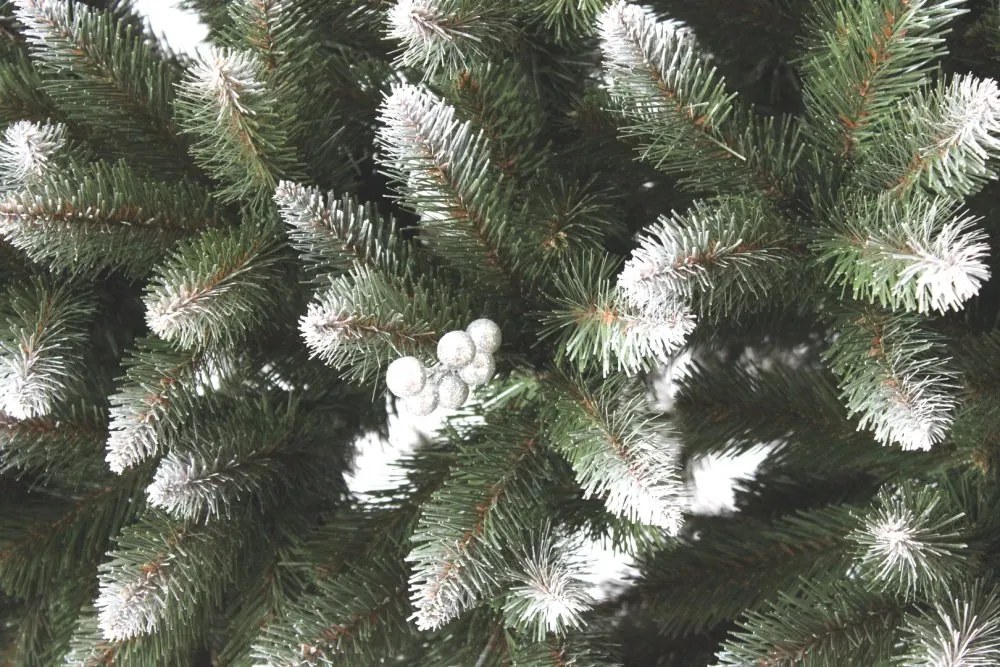 Vianočný stromček s jarabinou v striebornej farbe 180 cm