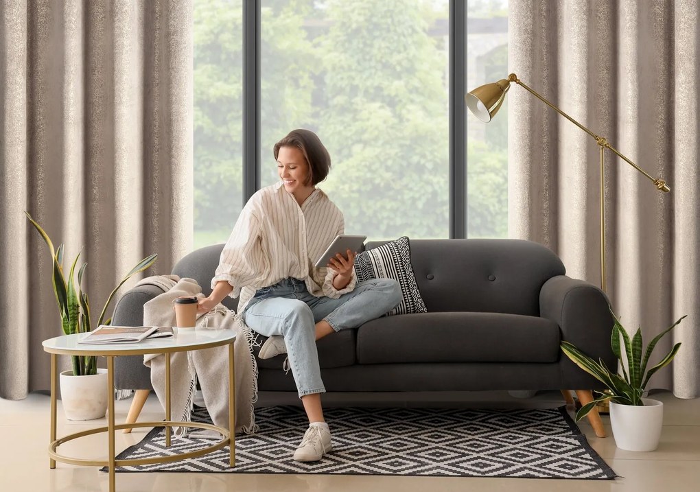 ZATEMŇOVACÍ ZÁVES NA KRÚŽKOCH BETHY 135X250 CM VZOROVANÁ