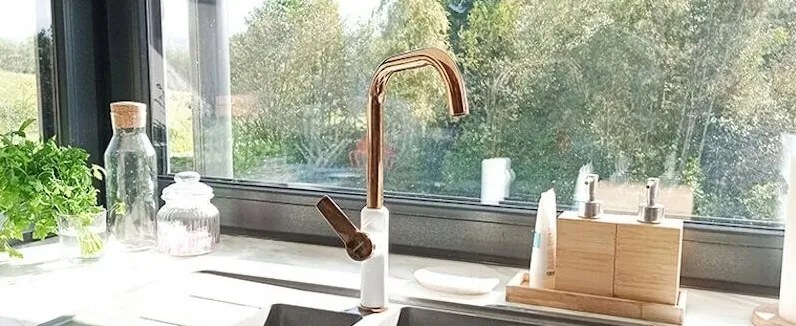 Kuchinox Alanis, vysoká drezová batéria s výtokom v tvare L, h-379, biela-ružové zlato, LAV-BQI_665D