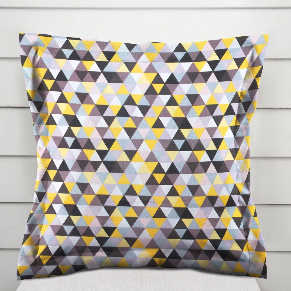 Biante Bavlnená obliečka na vankúš s lemom Sandra SA-218 Žlto-hnedo-ružové trojuholníčky 60 x 60 cm