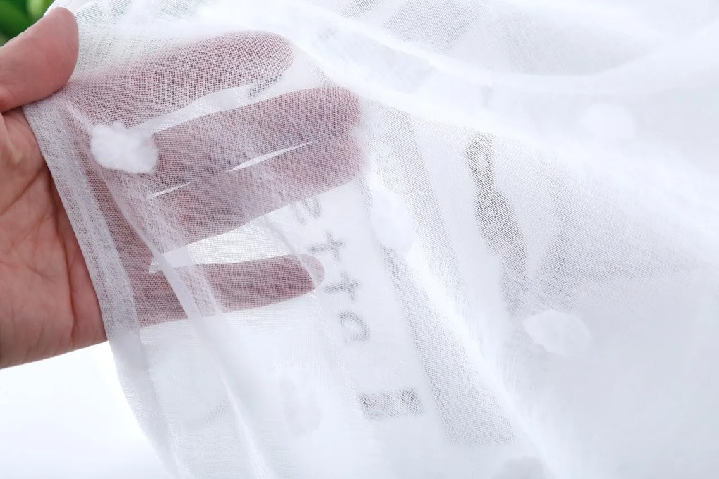 Biely záves BRISA s bodkovaným vzorom 140x250 cm Zavesenie: Kovové krúžky