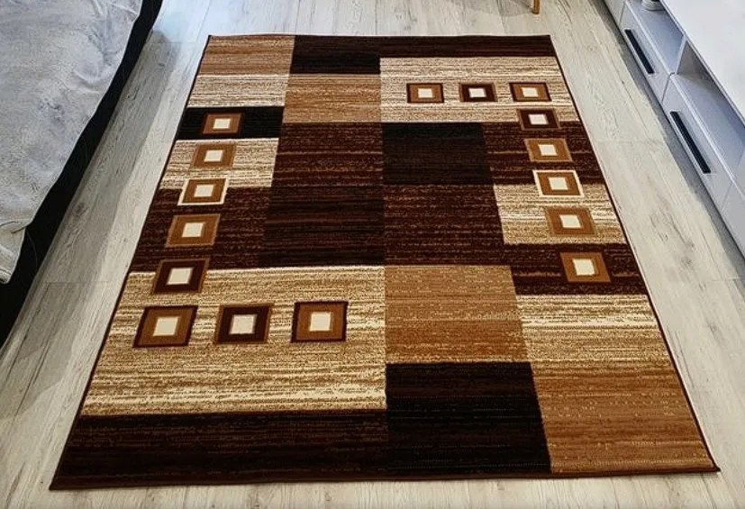 Hnedo-čierny koberec so vzorom kocky Shiraz BCF – nízky vlas Rozmer: 80x250 cm