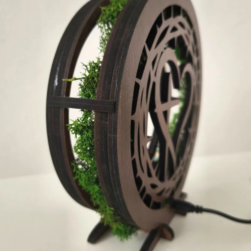 Drevená LED lampa s machom – Srdce a Kríž I SENTOP LED0582