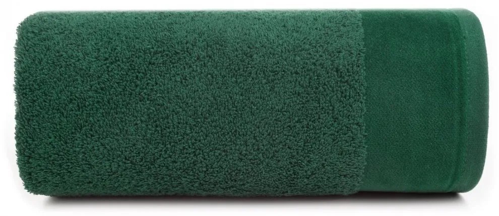 Hladký uterák JULITA v zelenej farbe s jemným detailom na okraji Šírka: 50 cm | Dĺžka: 90 cm