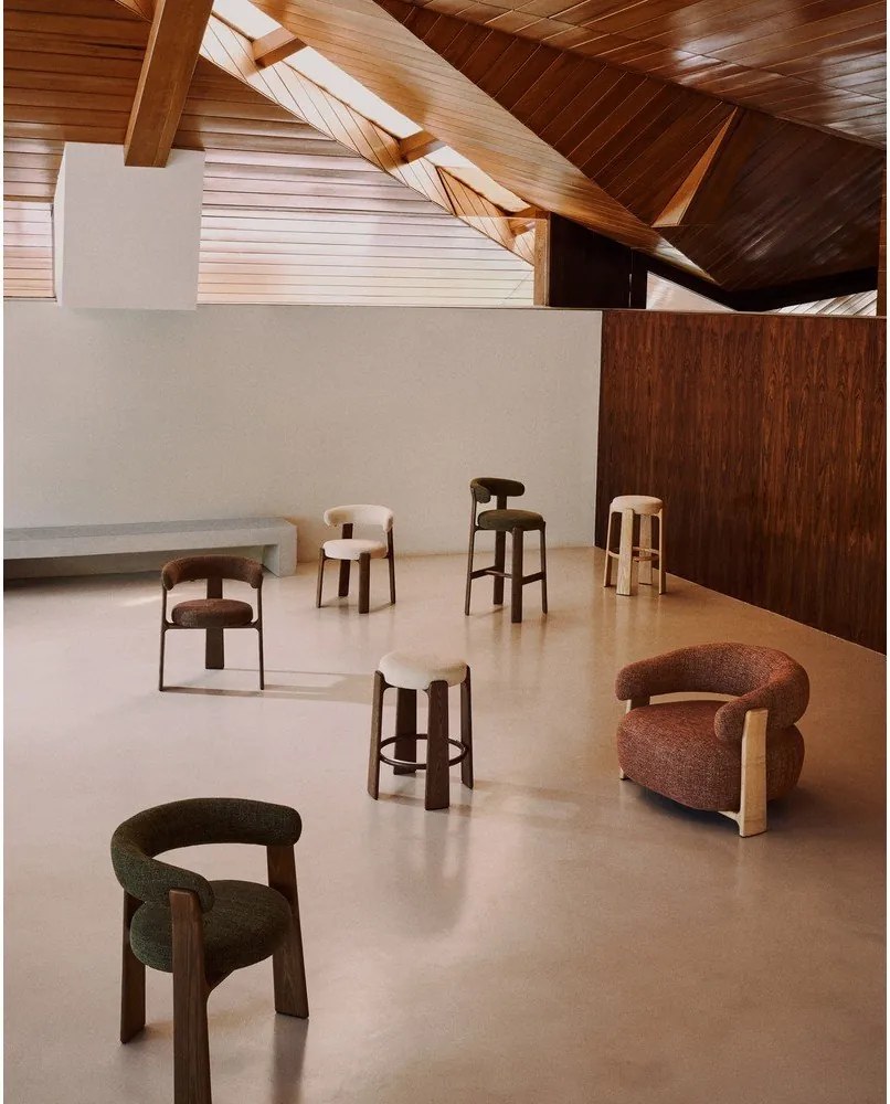 Hnedá/v tmavo prírodnej farbe barová stolička z jaseňového dreva (výška sedadla 65 cm) Granite – Kave Home