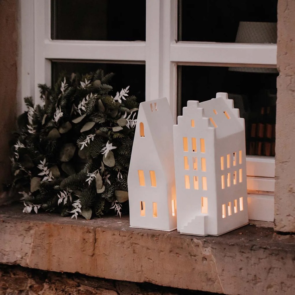 Biely porcelánový svietnik DOMČEK so špicatou strechou, veľký