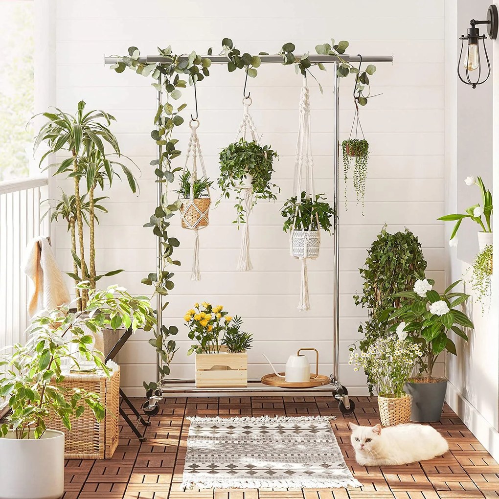 Kovový stojan na šaty s vysokou nosnosťou až 90 kg, strieborný