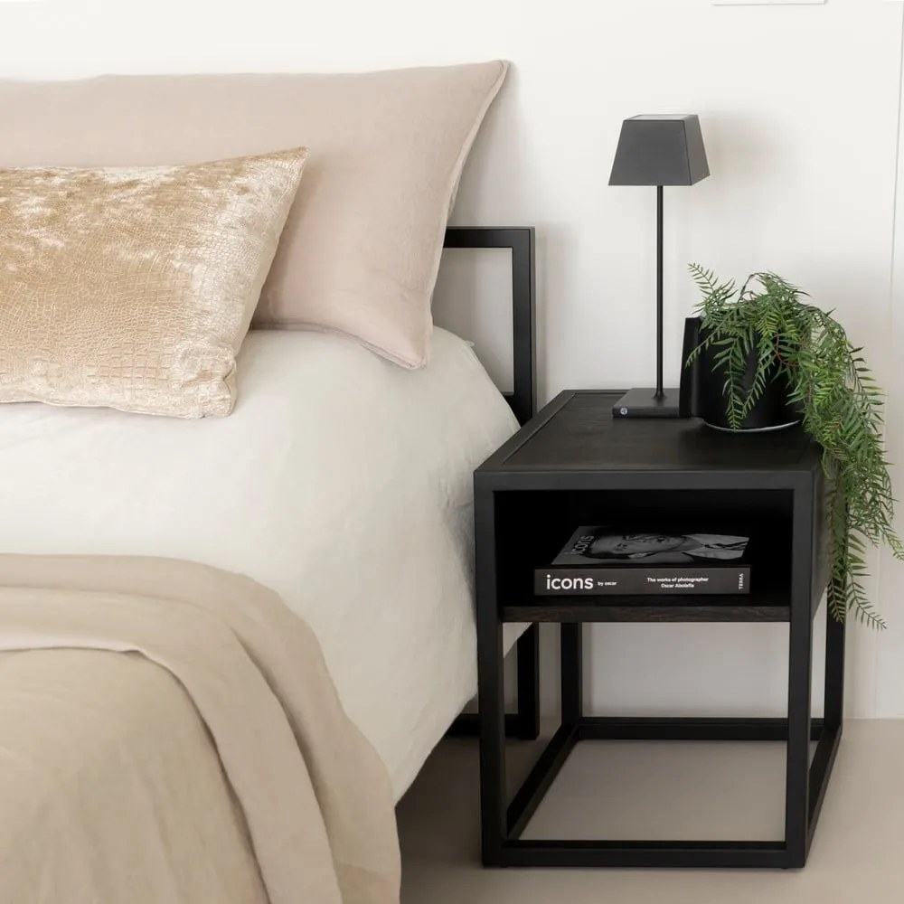 Čierny nočný stolík z dubového dreva s poličkami Diva – Spinder Design