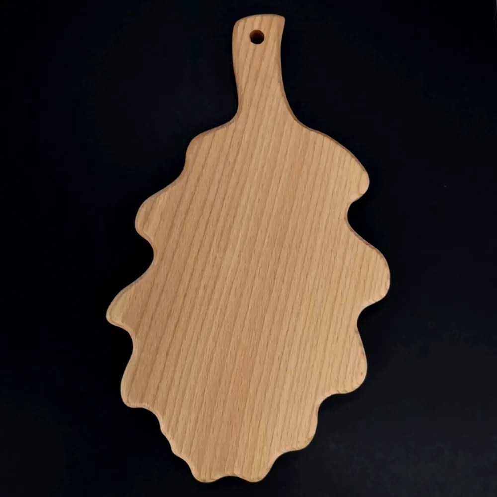 AMADEA Drevená doštička v tvare dubového listu, masívne drevo, 27x15,5 cm