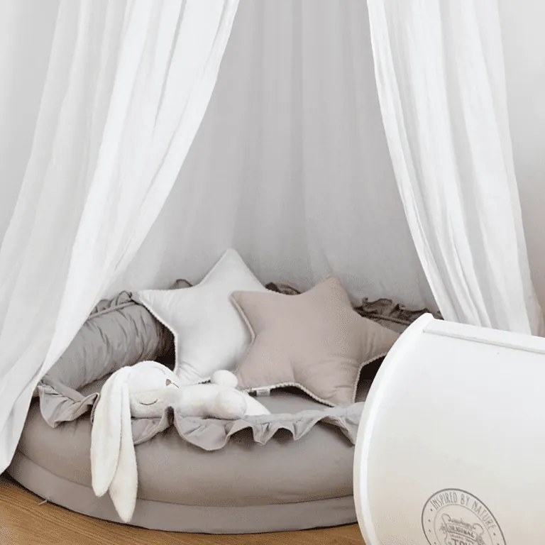 Hniezdo pre deti s volánom tmavo béžová