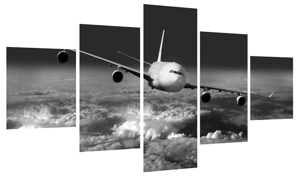 Čiernobiely obraz lietadla v oblakoch (K012205K12570)