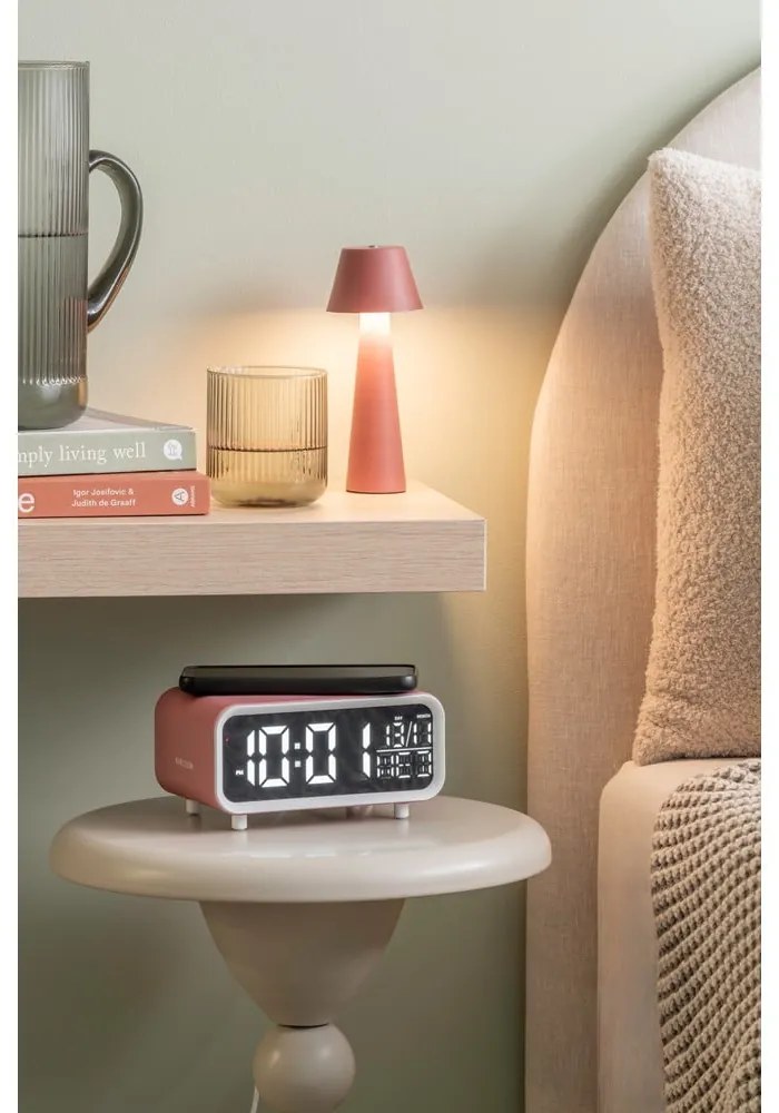 Digitálny budík s bezdrôtovou nabíjačkou Chunky LED – Karlsson