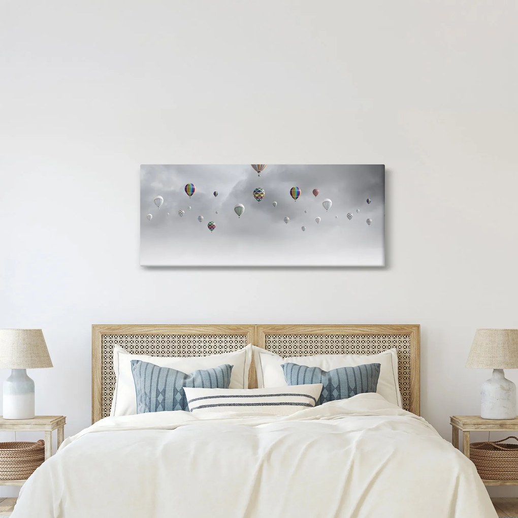 Obraz - Balóny nad tehlovou stenou (120x50 cm)