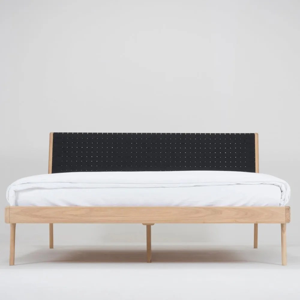 Posteľ z masívneho dubového dreva s čiernym čelom Gazzda Fawn, 140 x 200 cm