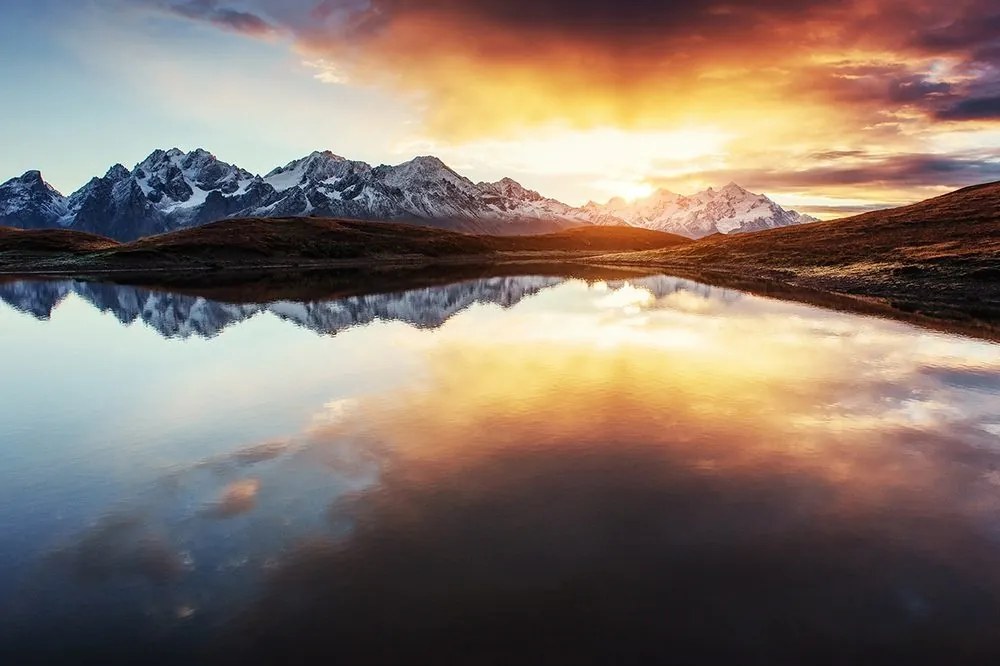 Fototapeta oslnivý západ slnka nad horským jazerom - 150x100