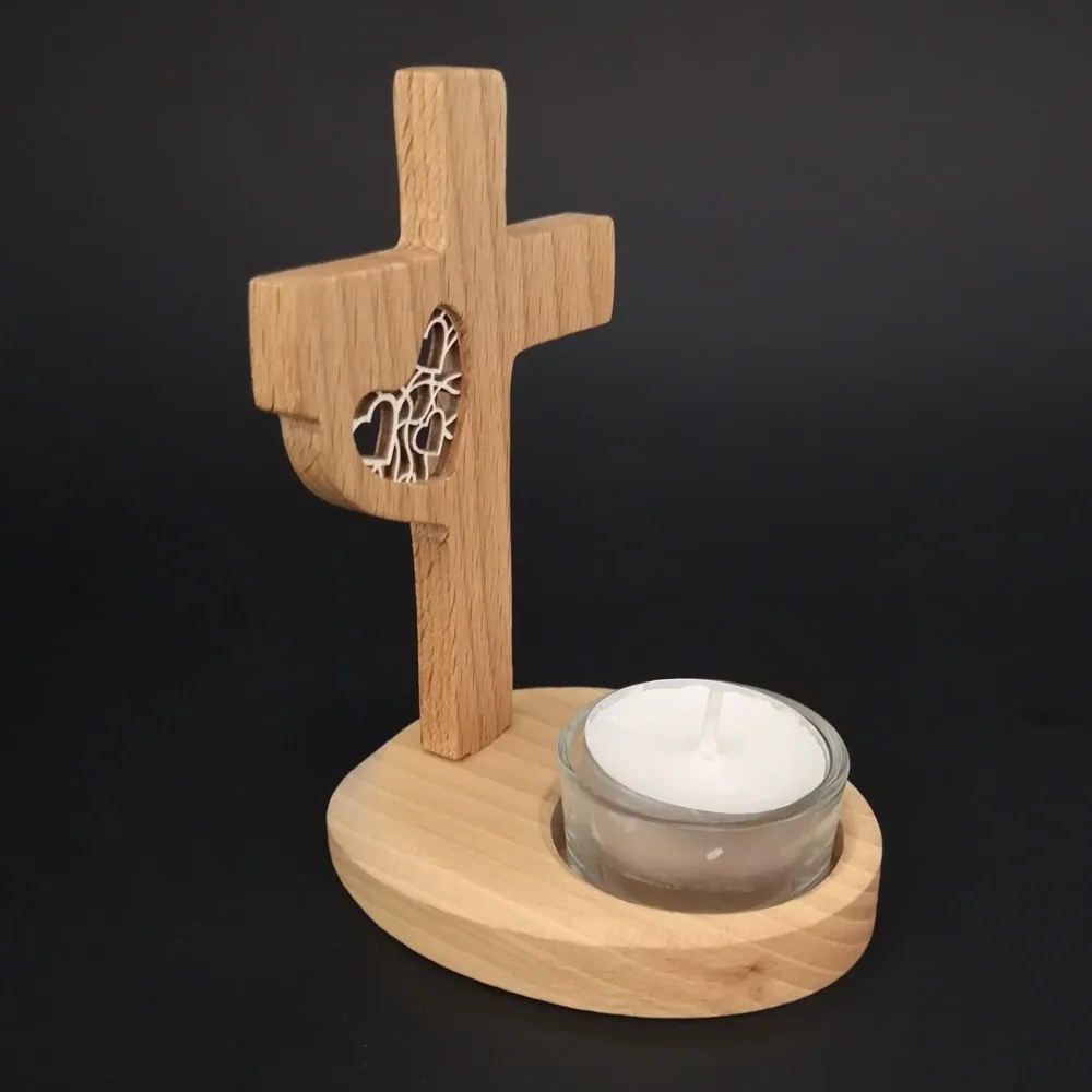 AMADEA Drevený svietnik kríž z masívneho dreva s vkladom - srdce, výška 12 cm