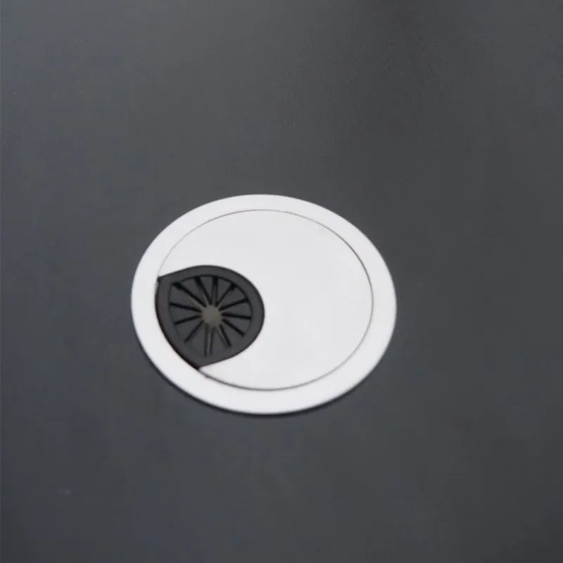 Počítačový stôl v čiernej farbe