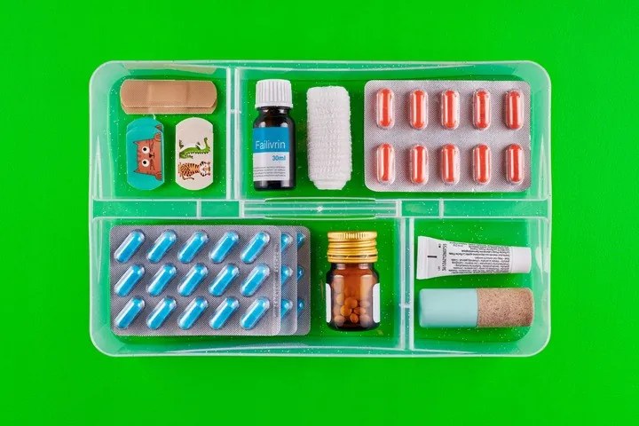Lekárnička, úložný box na lieky s vnoreným organizérom, 2v1, s rúčkou, antibakteriálna, 4.5l