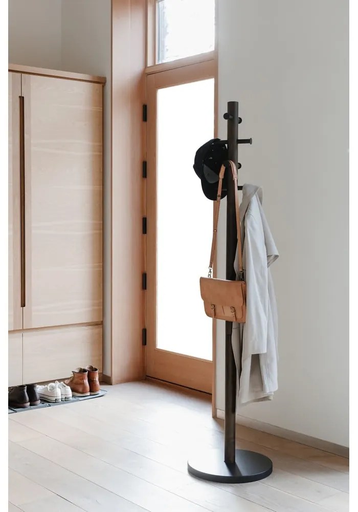 Čierny prírodný vešiak z kaučukového dreva Pillar - Umbra
