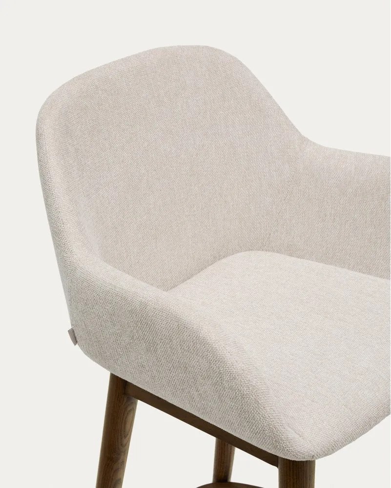 Béžová čalúnená barová stolička s podrúčkami (výška sedadla 66 cm) Konna – Kave Home