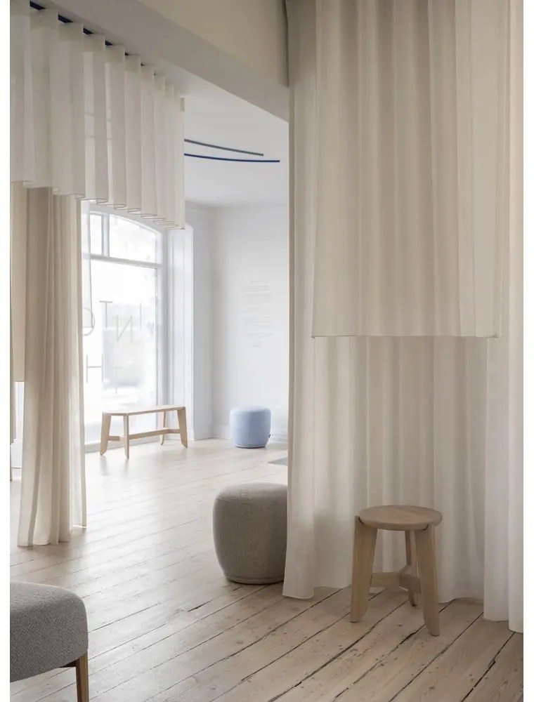 Béžové kreslo z textílie bouclé KUON – Blomus