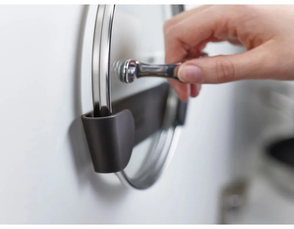 Plastové držiaky na pokrievky v súprave 4 ks bez vŕtania CupboardStore – Joseph Joseph