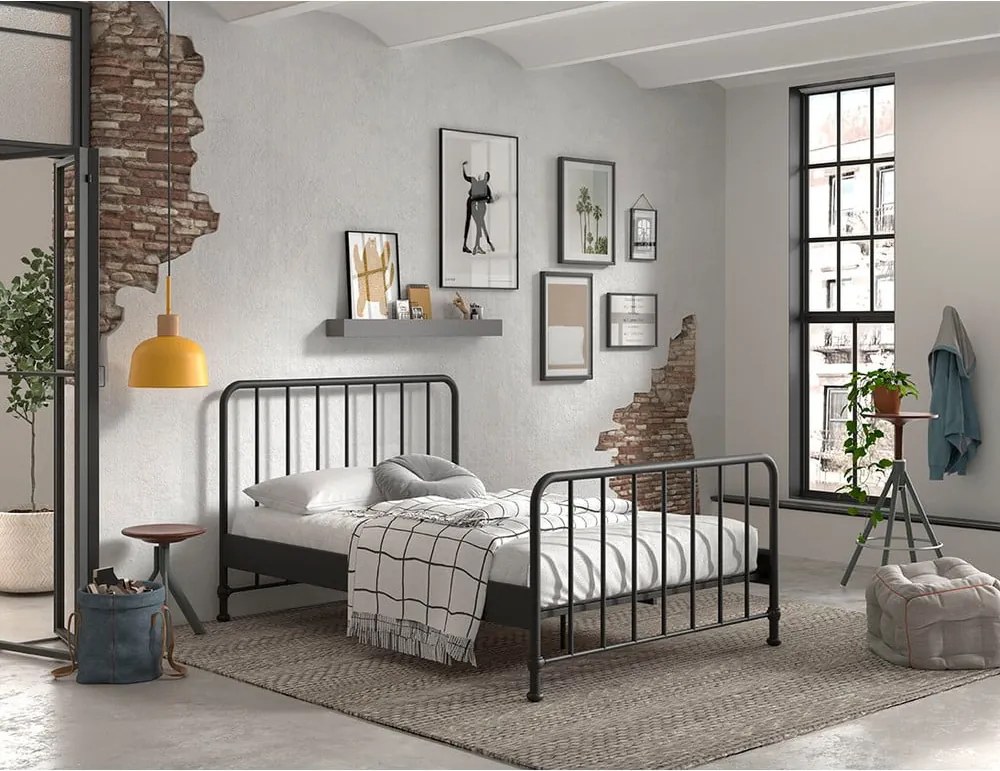 Čierna kovová jednolôžková posteľ s roštom 140x200 cm BRONXX – Vipack
